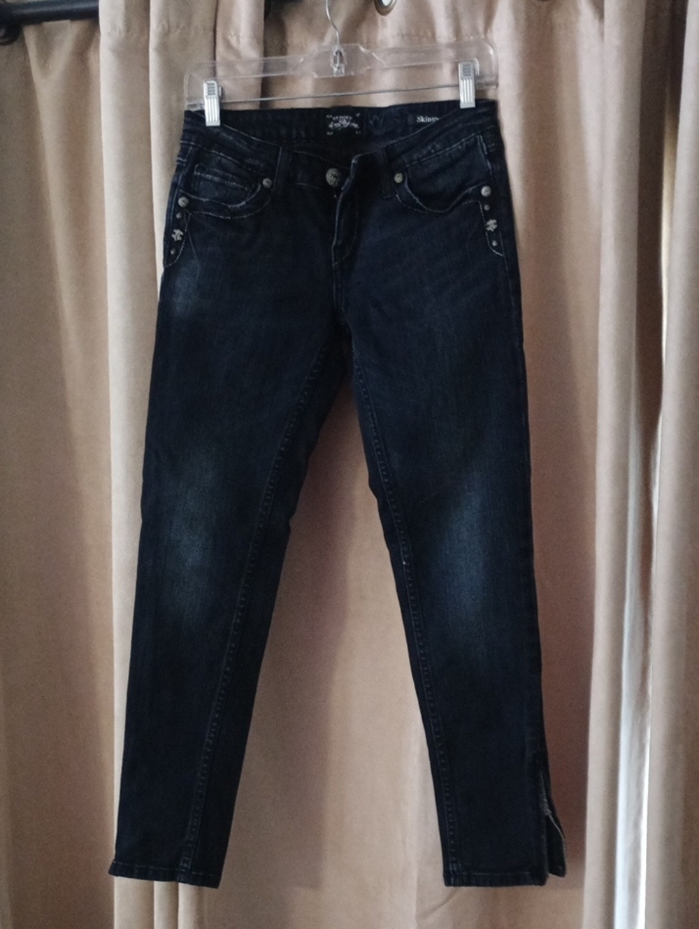 Slim Cropped Women's Jeans in Dark Blue with Subtle Pocket Accents